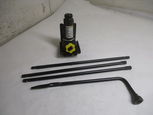 Pre-Owned Chevrolet Silverado 1500 Tahoe Wheel Tire Jack Assembly w/Tools OEM LKQ (Good)