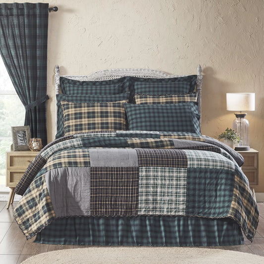 VHC Brands Pine Grove Patchwork Queen Quilt, Green, 90Wx90L